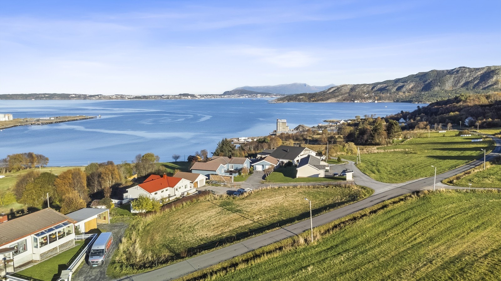 Eiendommen er beliggende på Raudsand, like ved Røsandåsen. Det er barnehage like i nærheten. Det er ca 3 km til Bruhagen med kjøpesenter, dagligvarebutikker, Averøyhallen, barneskole, ungdomsskole m.m. Galleribilde