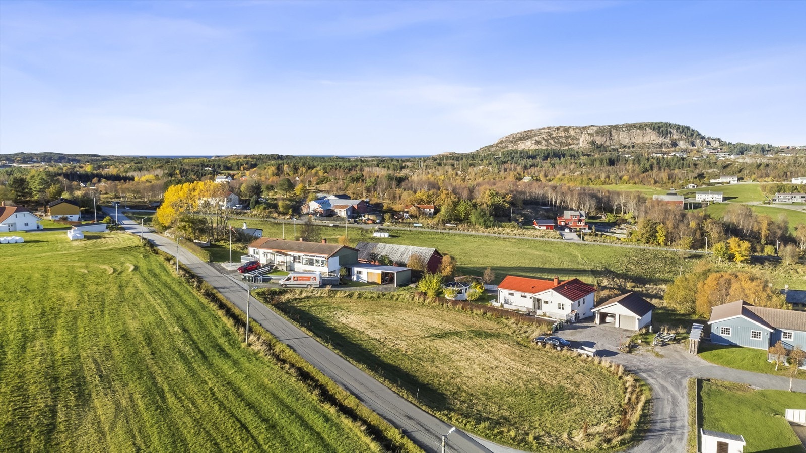 I følge reguleringsplanen er maksimal utnyttelsesgrad på tomten 20 % (BYA 20 %). "Bygningens grunnflate, inklusive garasje, må ikke overstige 20 % av tomtens nettoareal". Forøvrig vises det til reguleringsbestemmelser. Galleribilde