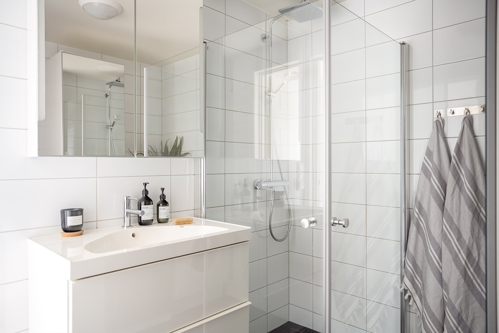 Stilrent og flislagt bad på 4,5 m² fra 2014. Galleribilde