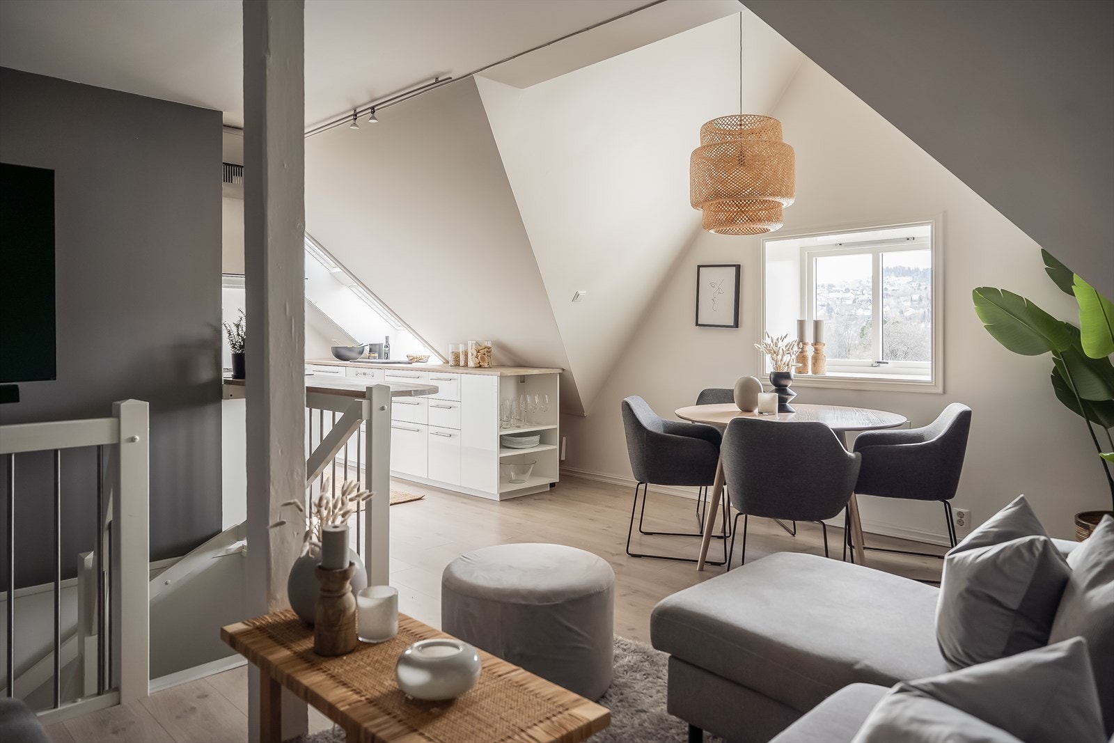 Leiligheten byr på en åpen stue- og kjøkkenløsning på til sammen 25,5 m². Galleribilde