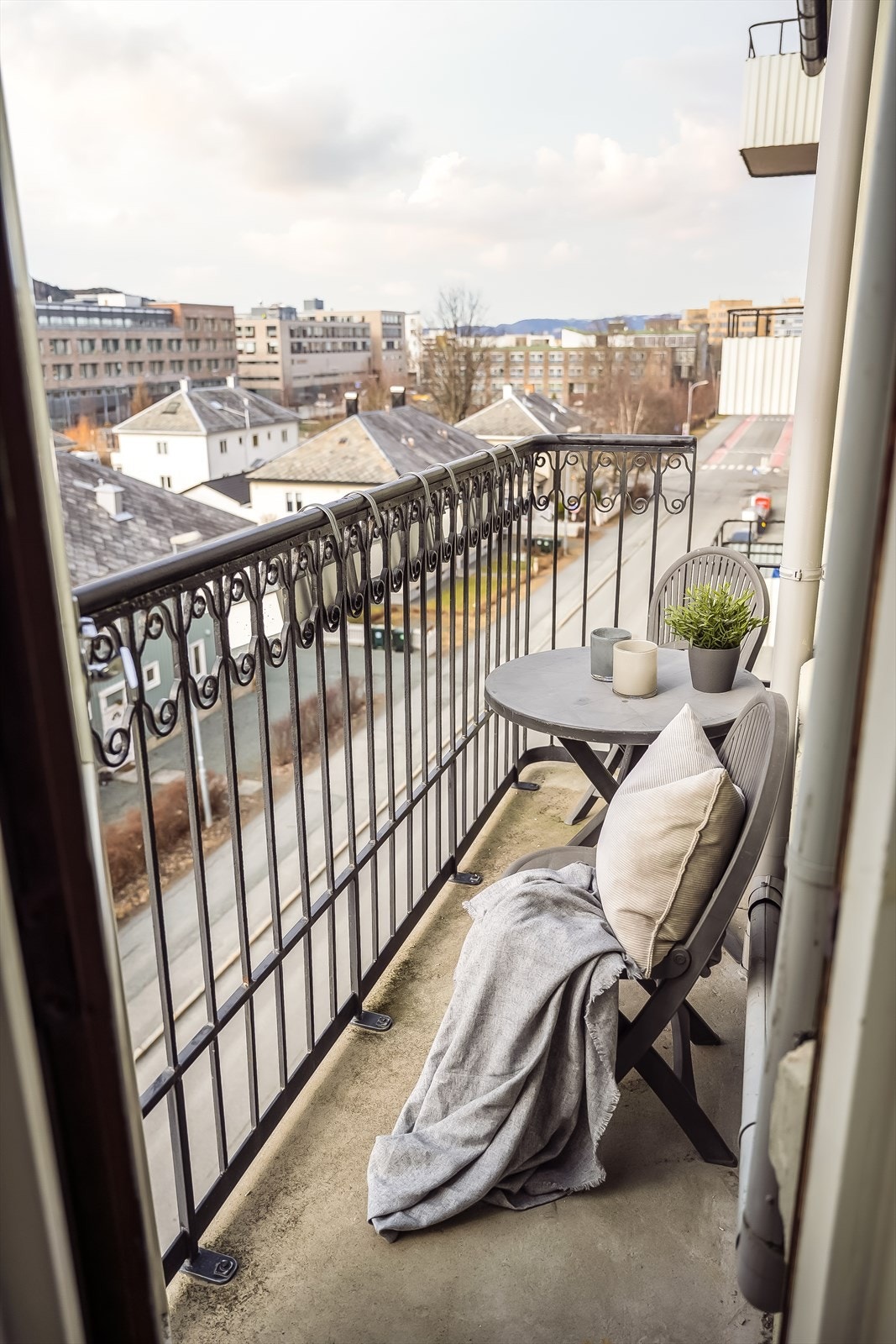 Balkongen er vestvendt, er på 2,6 m² og byr på ettermiddags- og kveldssol. I 2021 ble balkongene revet og støpt på nytt med nytt rekkverk etter byantikvarens krav, samtidig som trapp og repos i bakgården ble utbedret for bedre funksjonalitet og estetikk. Galleribilde