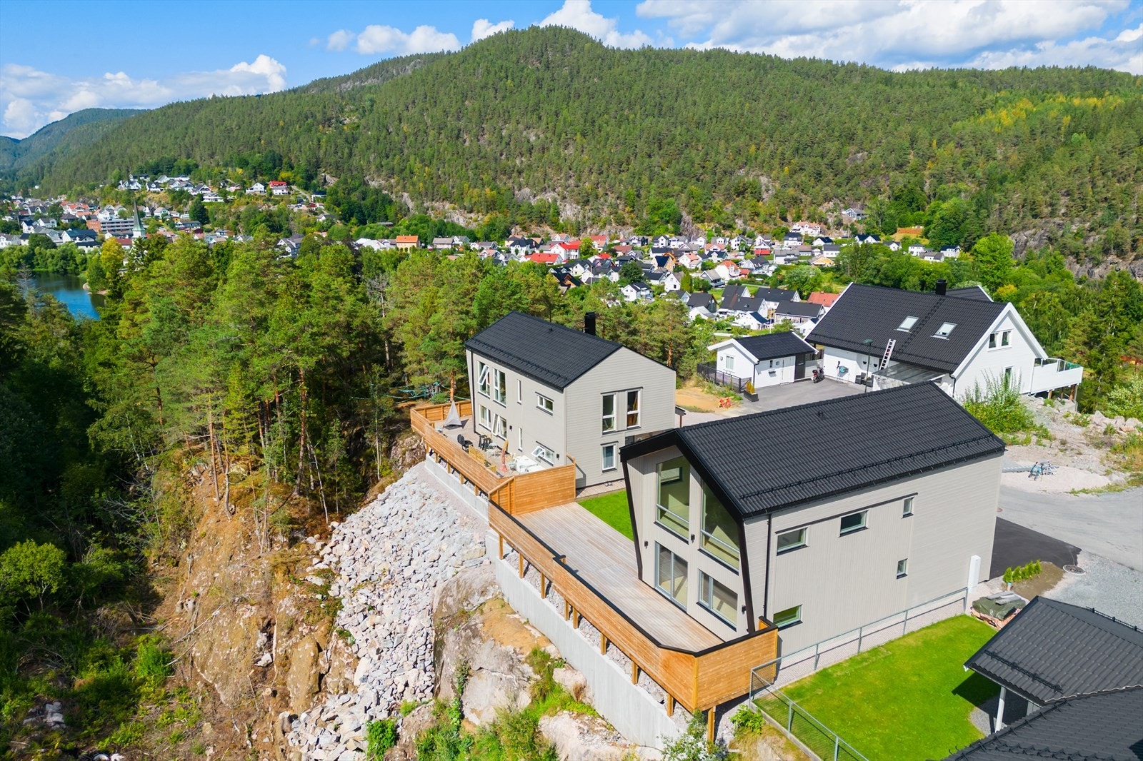 Eiendommen har en god intern beliggenhet i et nyetablert boligfelt på Røråslia på Skotfoss Galleribilde