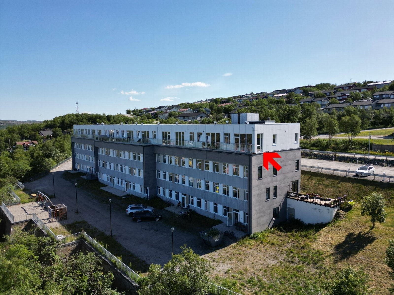 Advokatfirmaet Herstad AS presenterer denne flotte leiligheten i fjerde etasje i Kirkenes Panorama! Galleribilde