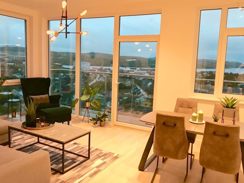 Det er åpen stue/kjøkkenløsning med god plass til spisegruppe og hvor man har flott utsikt! Galleribilde