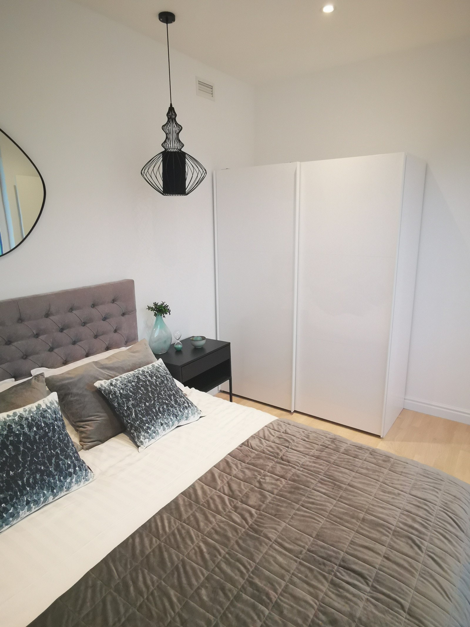 I hovedsoverommet er det god plass til stor seng og oppbevaring/garderobeskap! Galleribilde