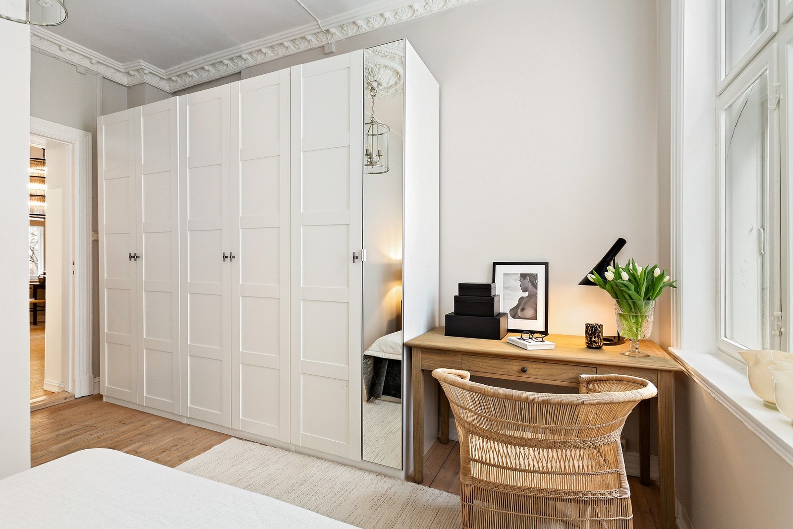Garderobe og skrivebord. Galleribilde