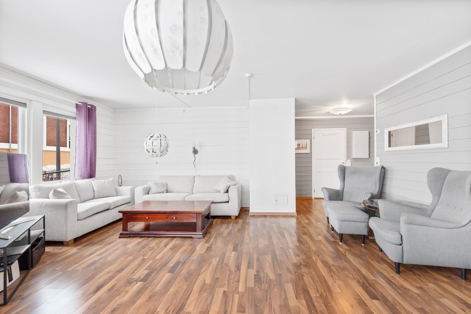 Stue med god plass - Pipe med muligheter for installasjon av peisovn/ ved evt Galleribilde
