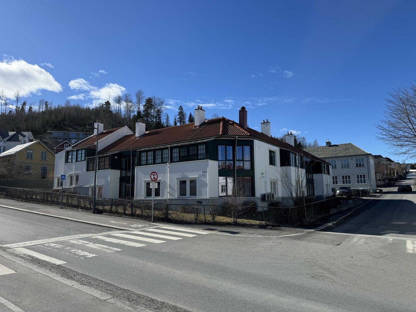 Koselig hjørneleilighet på bakkeplan - Midt i byen - Ledig parkeringsplass i bakgården Galleribilde