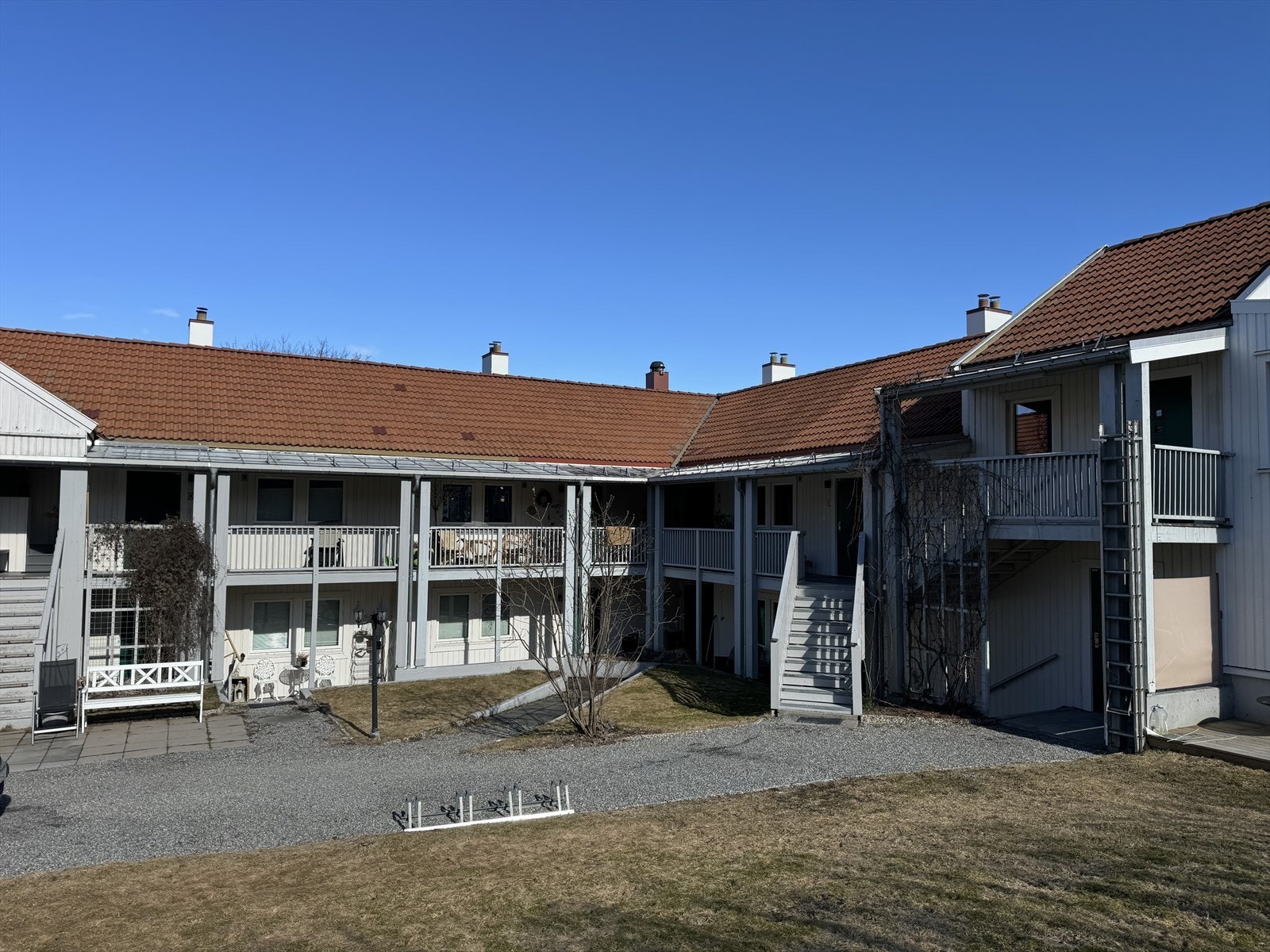 Inngang på bakkeplan innerst i hjørnet - Rullestolrampe - Hyggelige utearealer - Koselig indre gård Galleribilde