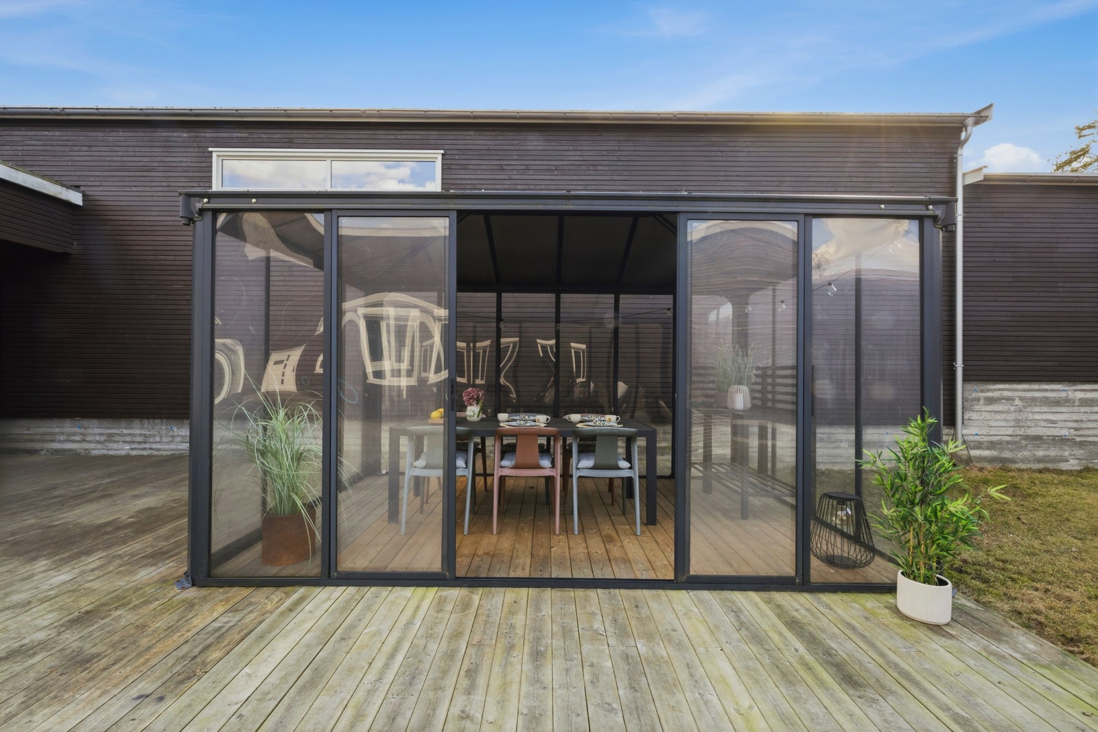 Her er det en innglasset pergola med muligheter for sittegruppe. Galleribilde
