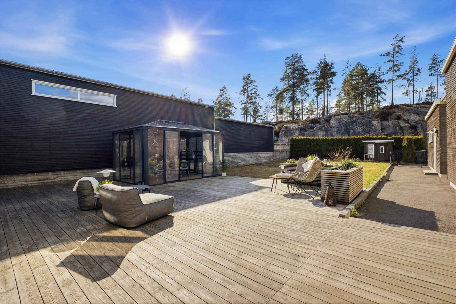 Terrassen er stor med tilgang på egen hage. Galleribilde