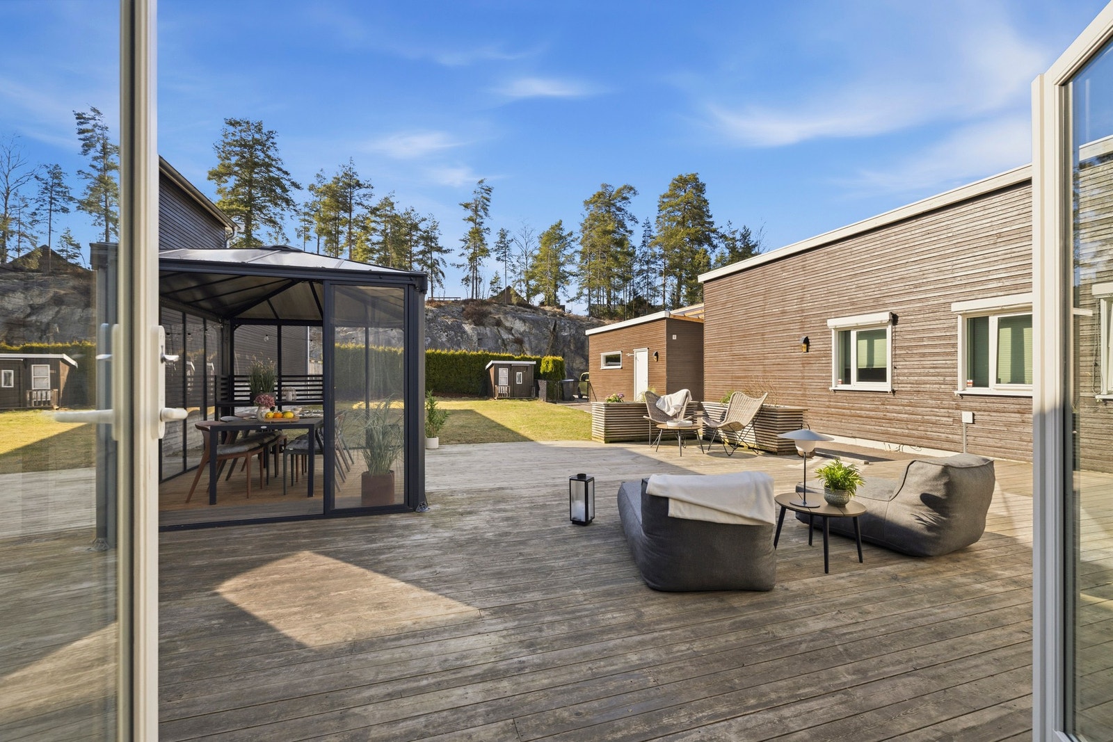 Utgang fra stue til en terrassse/treplatting på boligens forside på ca. 60 m² Galleribilde