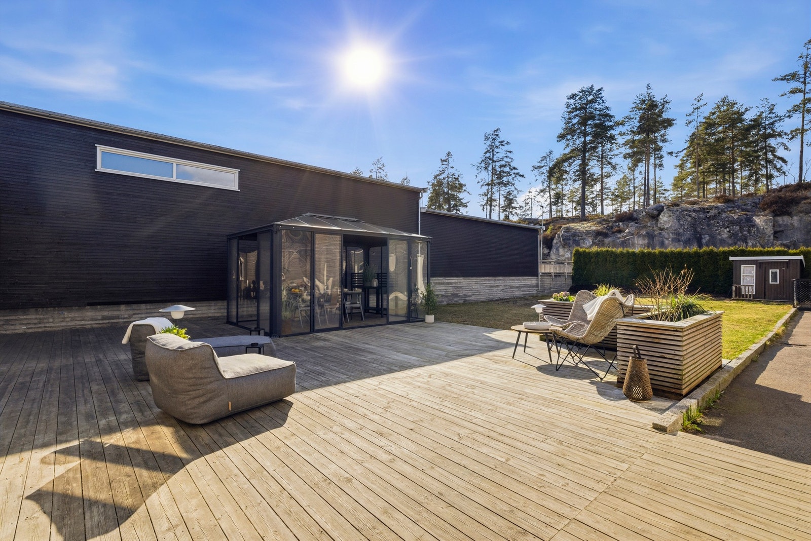 En moderne og innholdsrik kjedet enebolig fra 2013 med attraktiv beliggenhet på Oppegård. Galleribilde