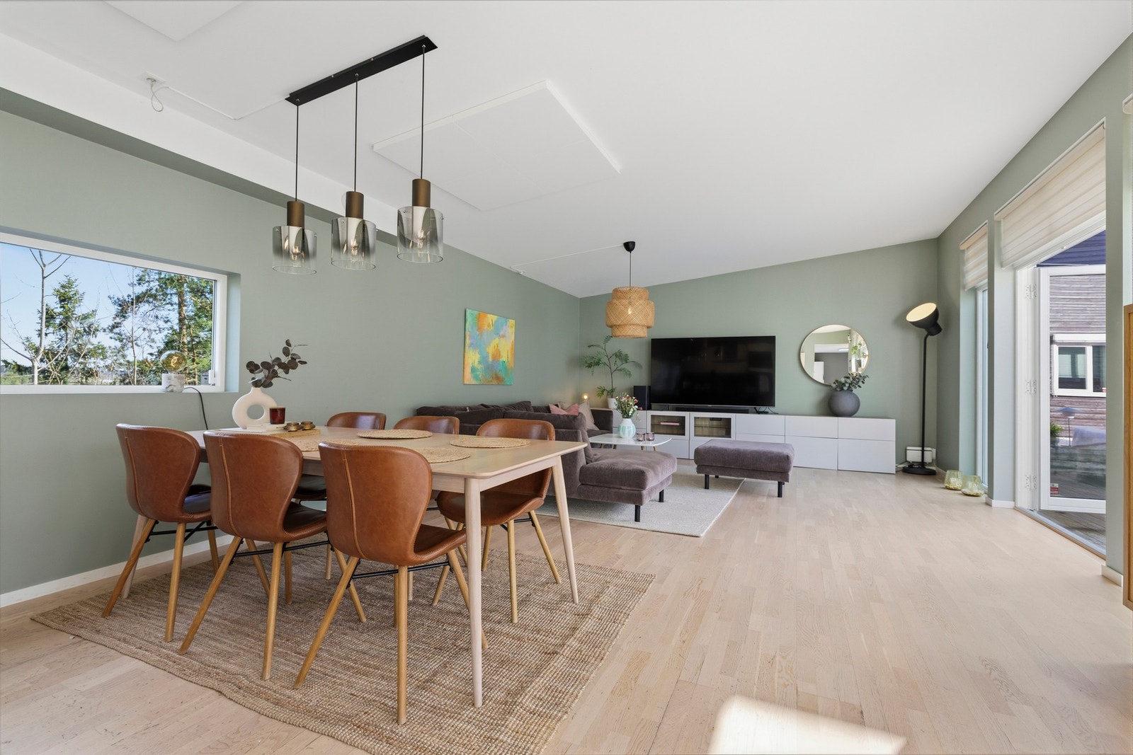 Stuen er lys og romslig med store vindusflater som gir rikelig med naturlig lys gjennom dagen, og skaper en god atmosfære. Galleribilde