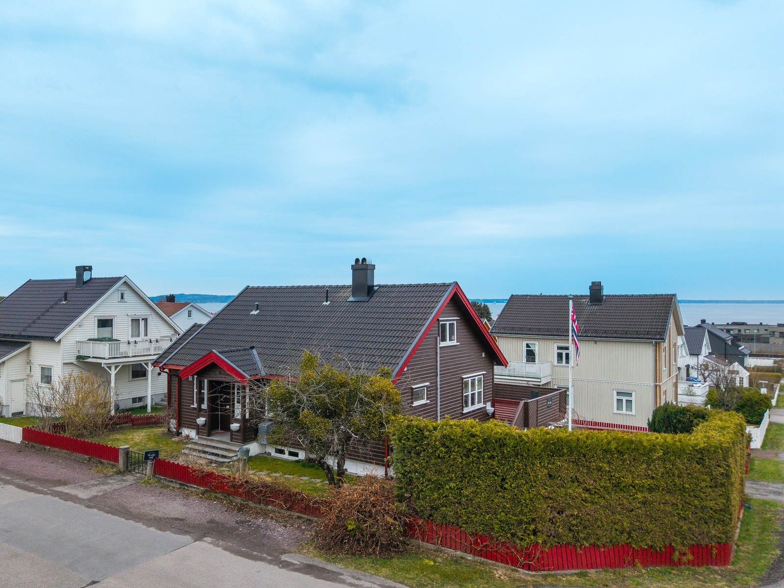 Boligen er oppgradert de siste årene - bl.a. bygd ut og renovert badet i 2007, påbygget ark og balkong i 2. etasje i 2011, montert solcellepanel i 2019 og oppgradert kjøkkenet i 2021. Galleribilde