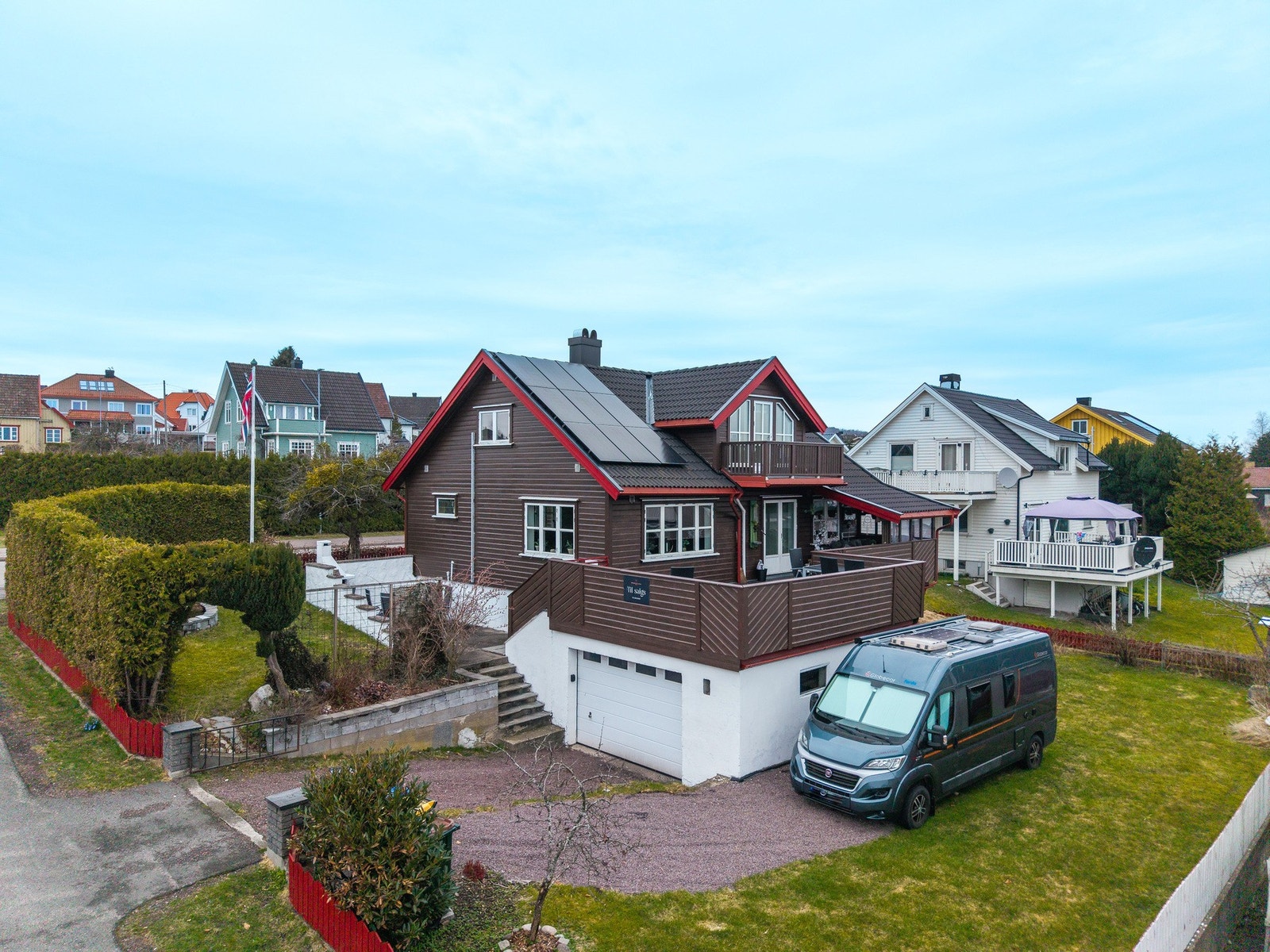 Alle vegger er kledd om og etterisolert i senere tid. Fasaden er malt om i ny farge. Velkommen til hyggelig visning! Galleribilde