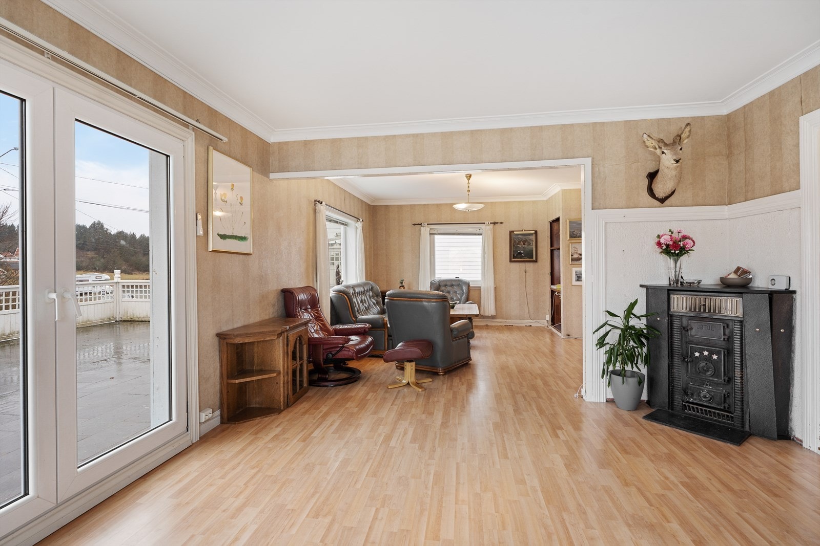 Boligen har en stor stue med god plass til både sofagruppe og spisebord Galleribilde