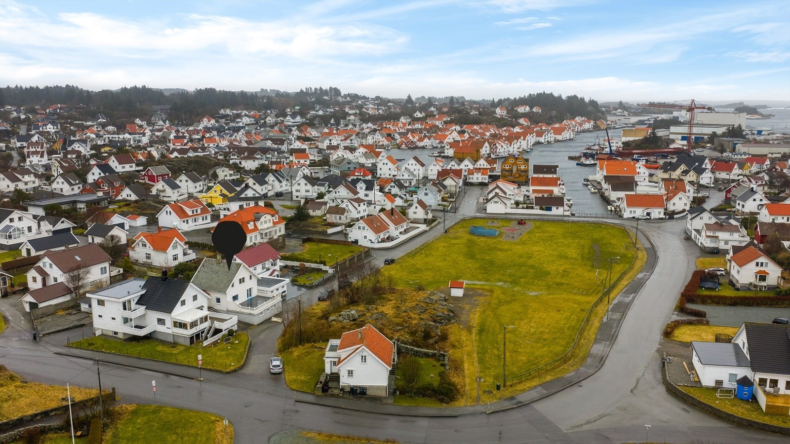 Hålandsdalen 15 er en eldre enebolig over tre plan med stor garasje og frittliggende hagestue Galleribilde