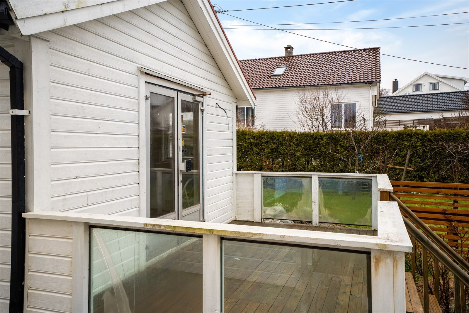Det er også oppført en frittliggende hagestue på eiendommen med tilhørende terrasse (ikke omsøkt og godkjent) Galleribilde