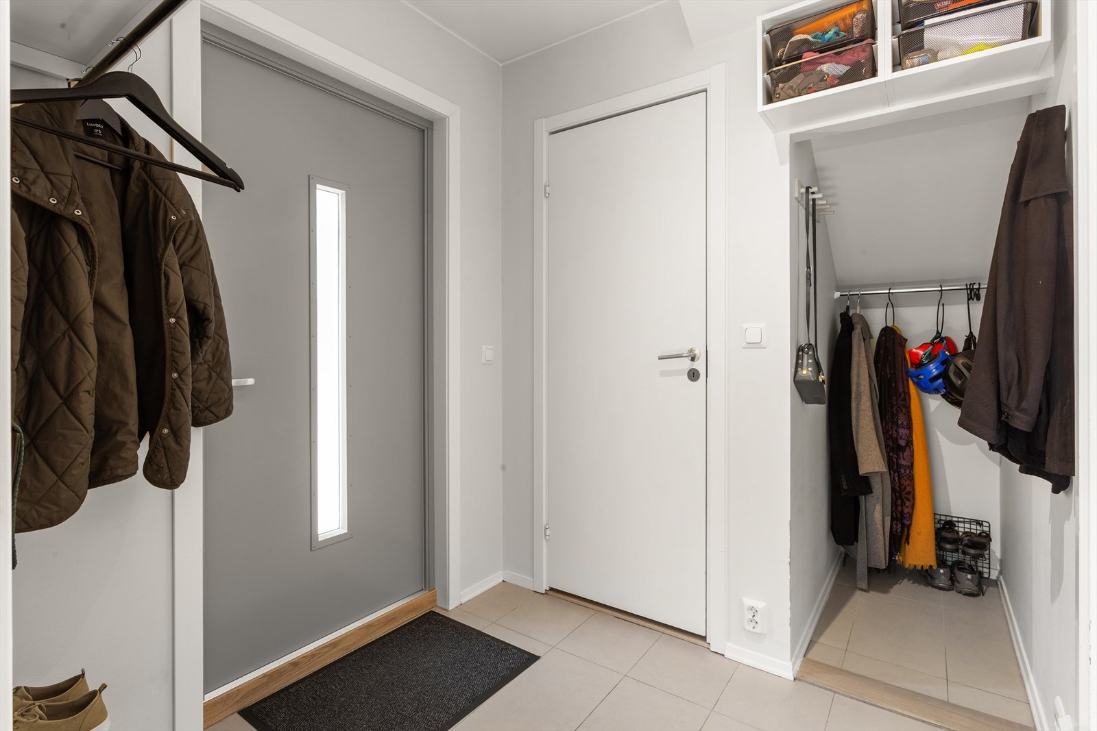 Romslig entré med god plass til oppbevaring av sko og yttertøy. Galleribilde