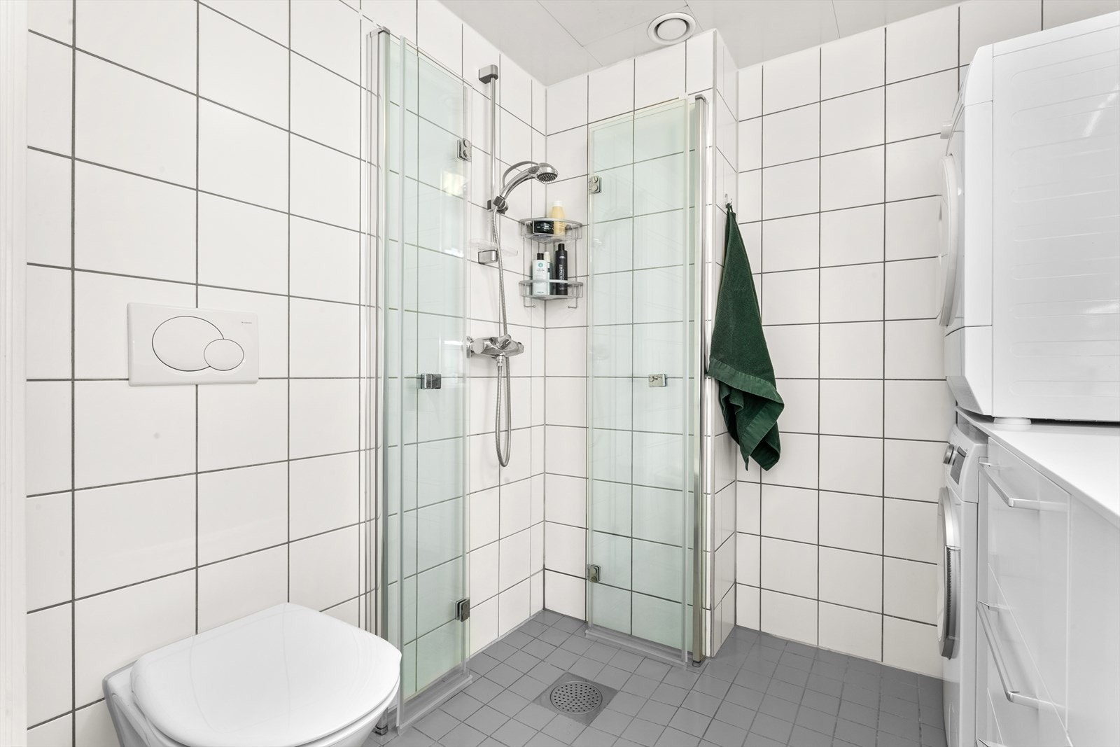 Det er også mulig å flytte vaskemaskin over i boden på motsatt side av gangen. (NB, ikke sluk - kun vann og avløp) Galleribilde