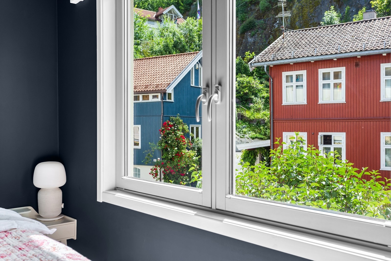 Flott utsikt mot gammel og fargerik trehusbebyggelse. Galleribilde