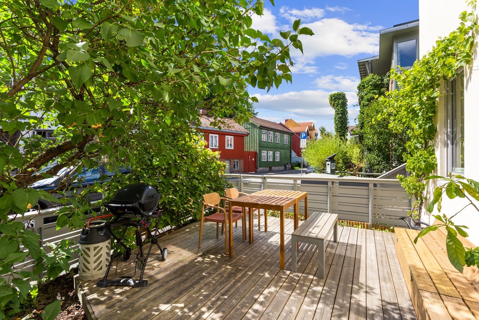 Dette er en unik 4-roms endeleilighet som gir rekkehusfølelse med egen inngang, hagedel og terrasse. Galleribilde