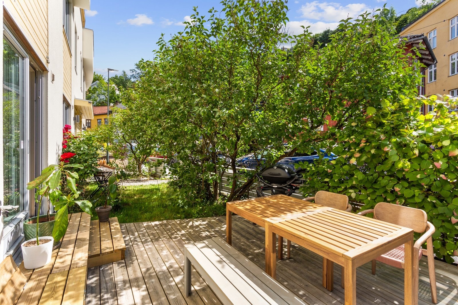 Stor terrasse som gir god plass til utemøbler og grill. Galleribilde