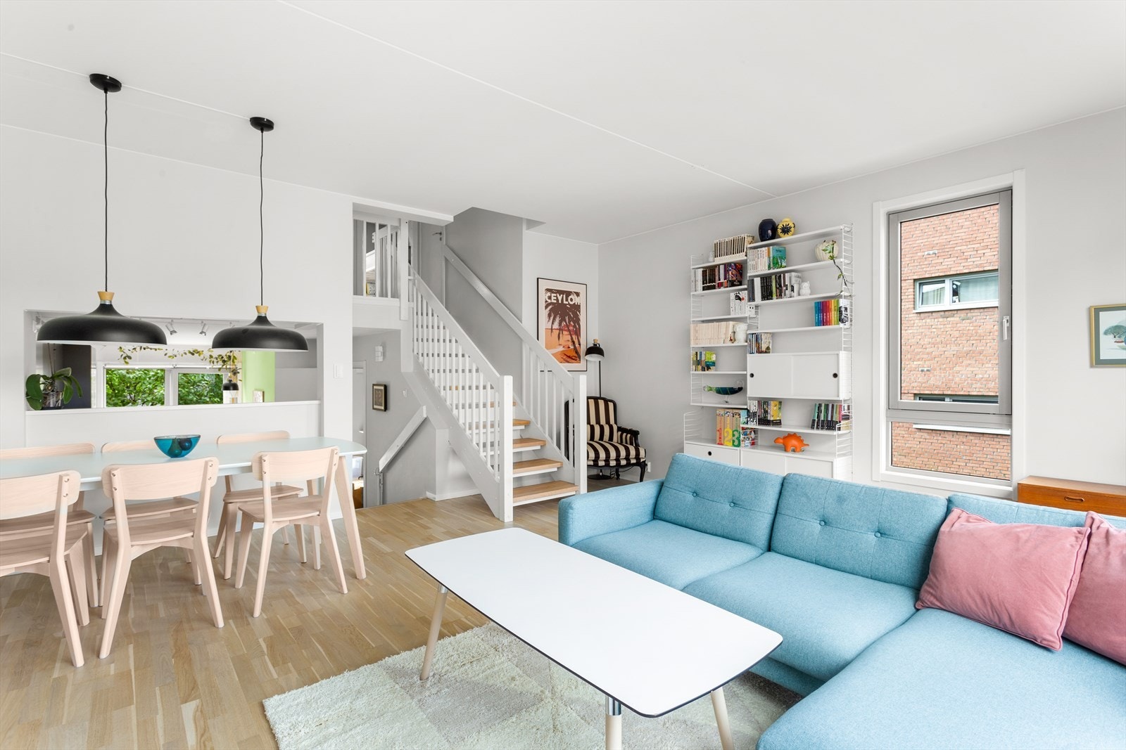 Leiligheten har en unik planløsning med 3 halvplan som gjør at lys slipper gjennom på tvers av etasjene. Galleribilde