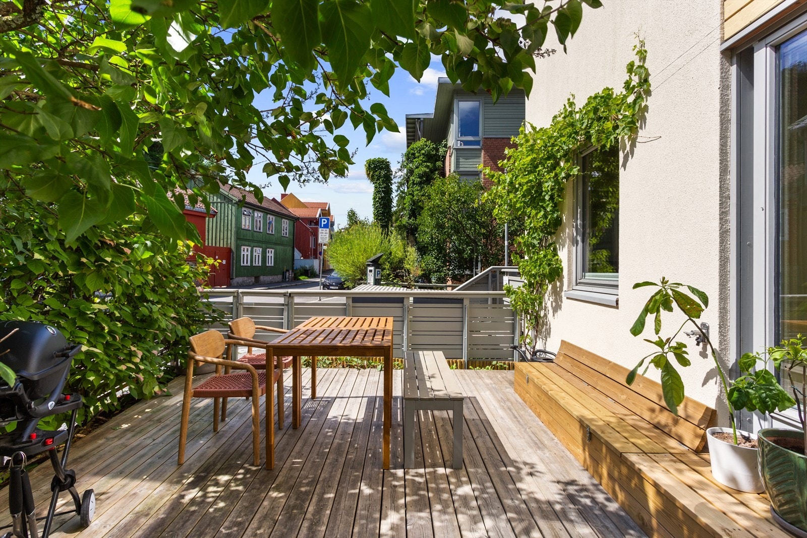 Leiligheten har sameiets største forhage med sol fra ca. 09.00 - ca. 20.30 om sommeren. Galleribilde
