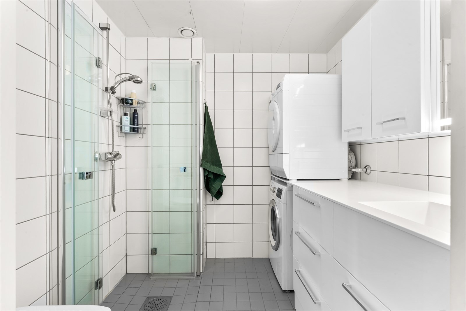 Badet er fra byggeår, og konstruert som en "våtromsboks". Ny baderomsinnredning ble montert i 2023. Galleribilde