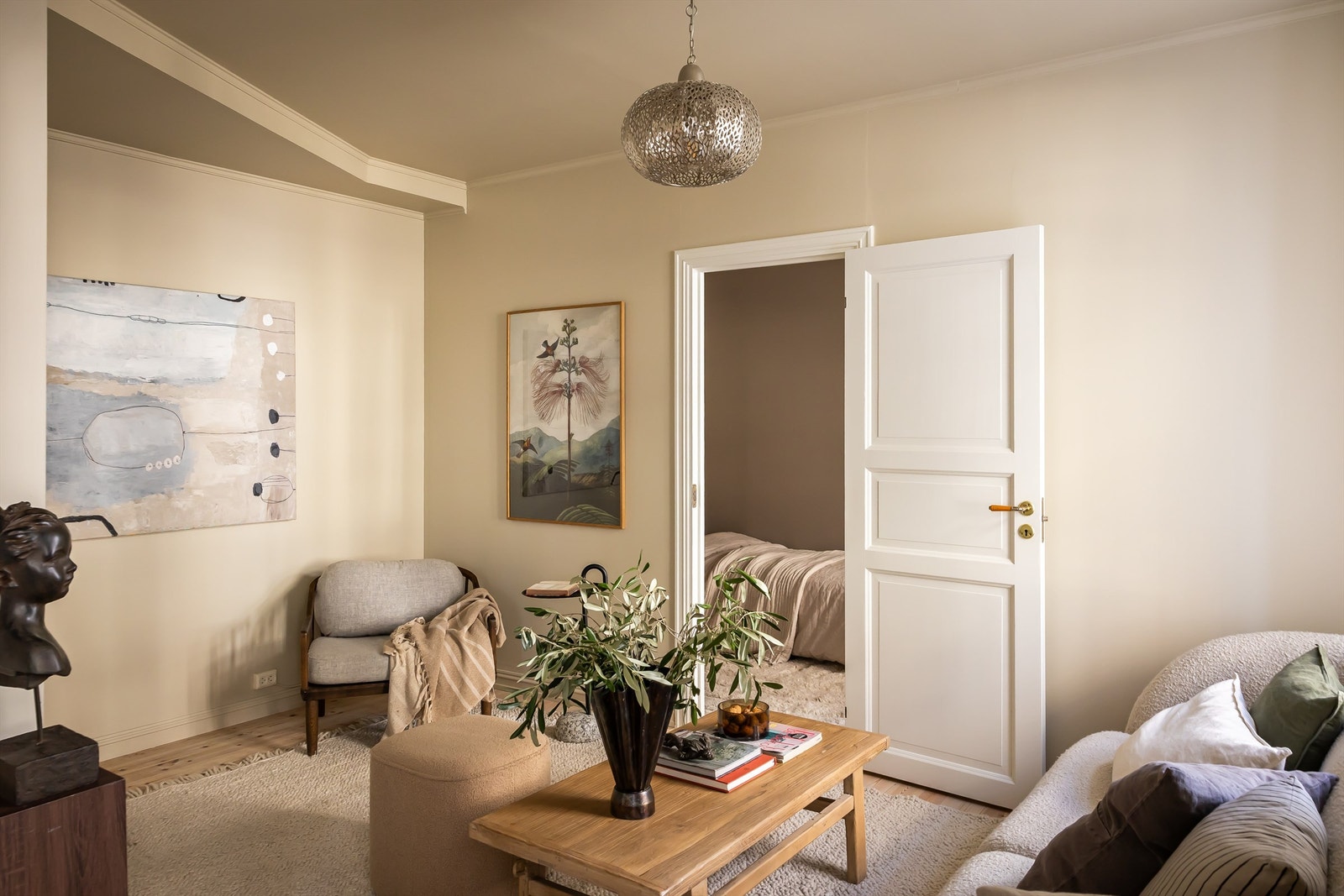 Fra stuen er det adkomst inn til leilighetens ene soverom. Galleribilde