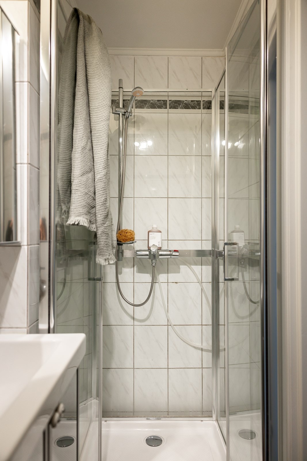 Elektriske varmekabler i gulv og opplegg for vaskemaskin og tørketrommel. Galleribilde