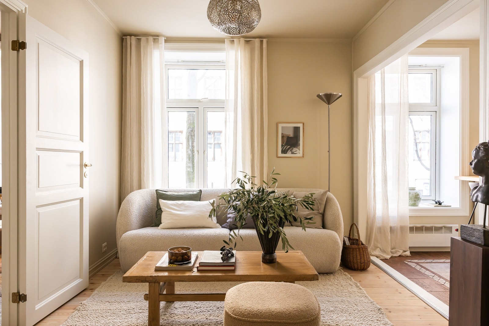 Leiligheten er gjennomgående med store vindusflater og dype karmer, har originalt tregulv og en praktisk planløsning. Galleribilde
