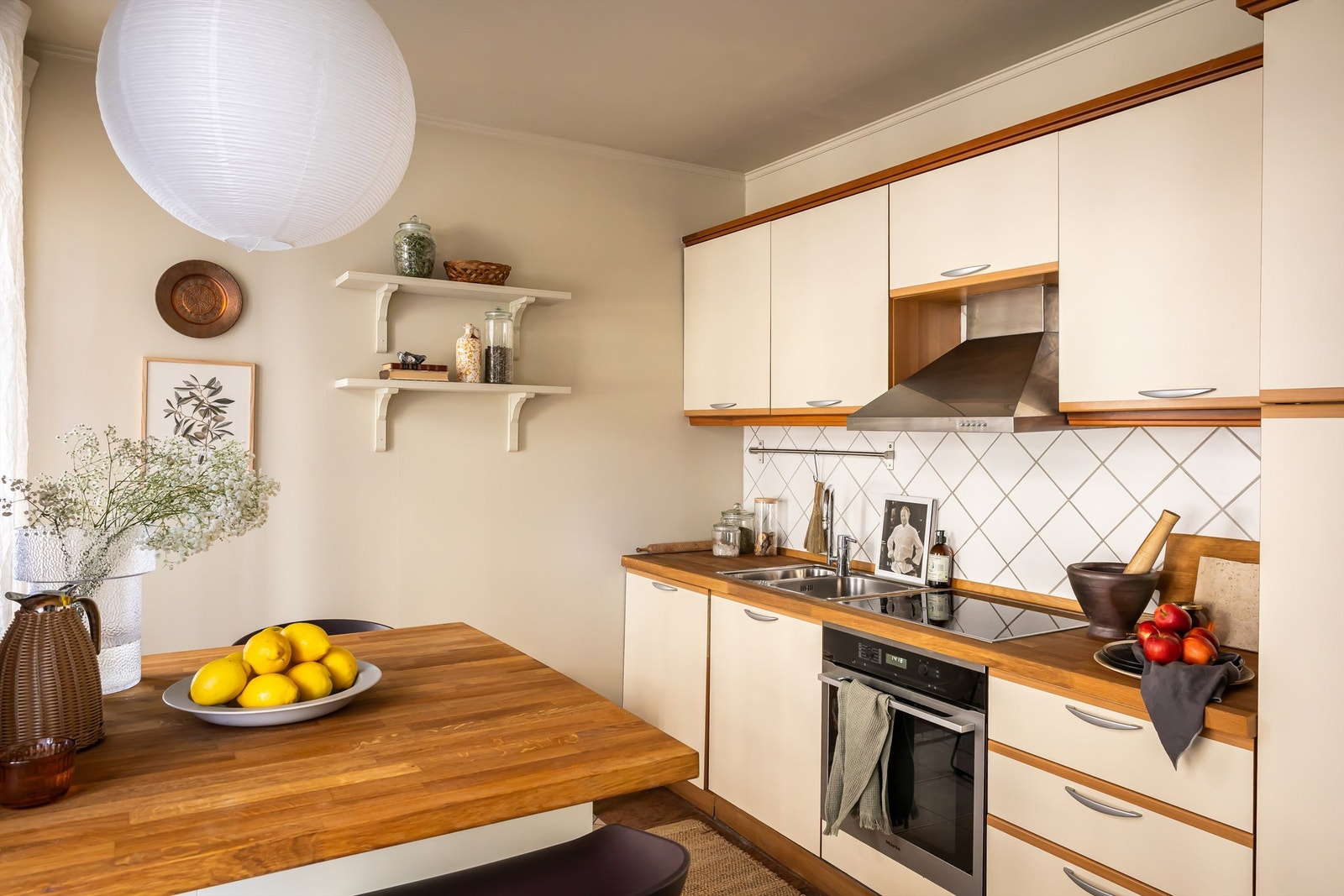 Kjøkkenet er utstyrt med kjøl/fryseskap, oppvaskmaskin (ny i 2025), samt Miele komfyr med pyrolyse og Miele induksjonstopp. Galleribilde