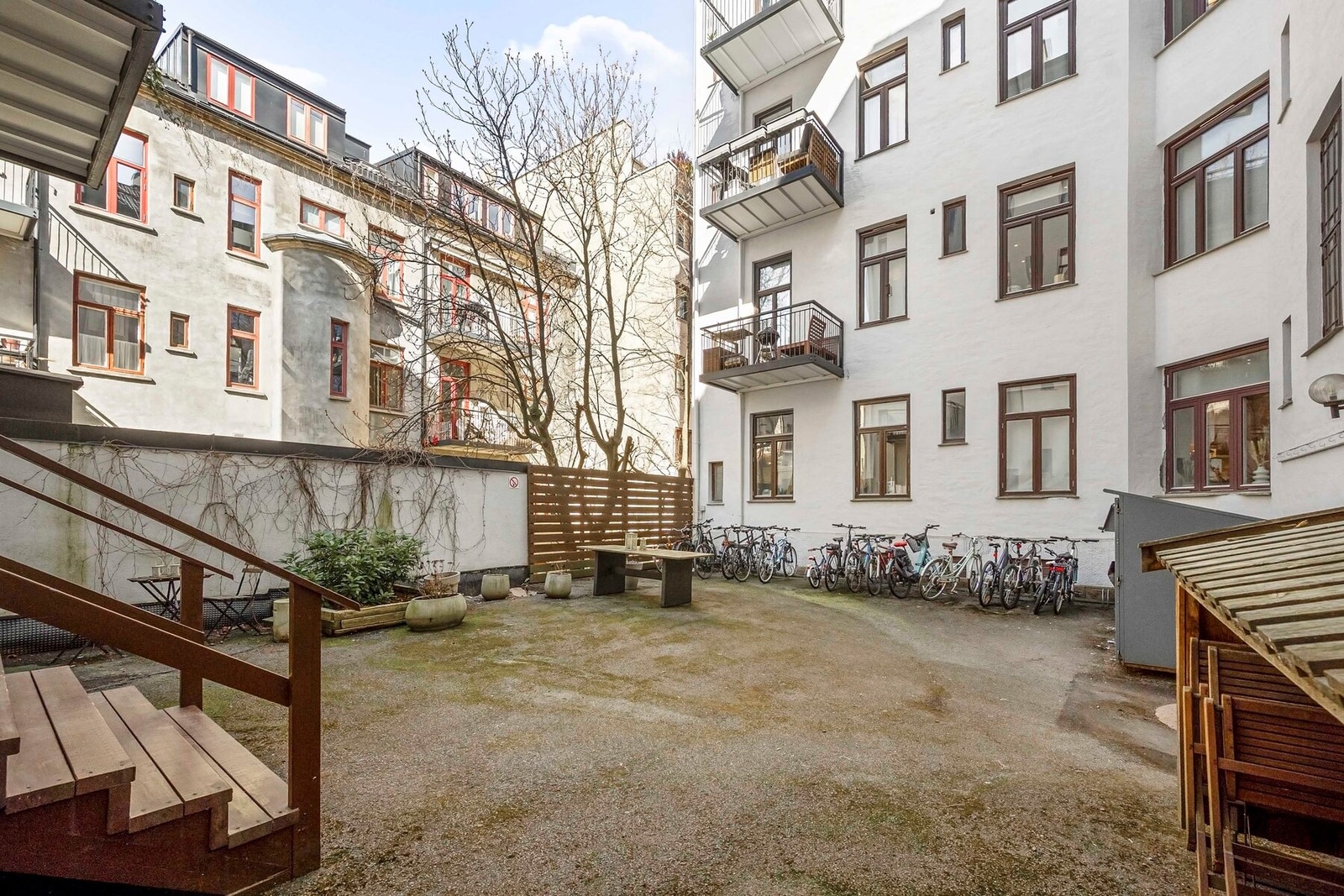 Bakgård med sittegrupper og sykkelparkering. Galleribilde