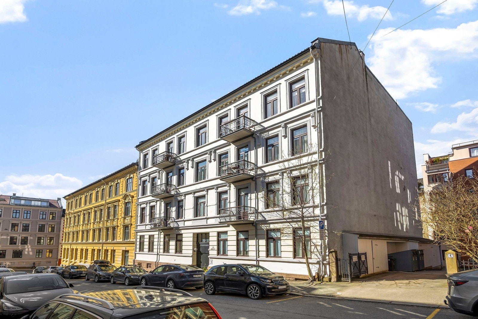 Pen og representabel fasade. Sameiet er godt vedlikeholdt, tak og fasade ble rehabilitert i 2018. Galleribilde
