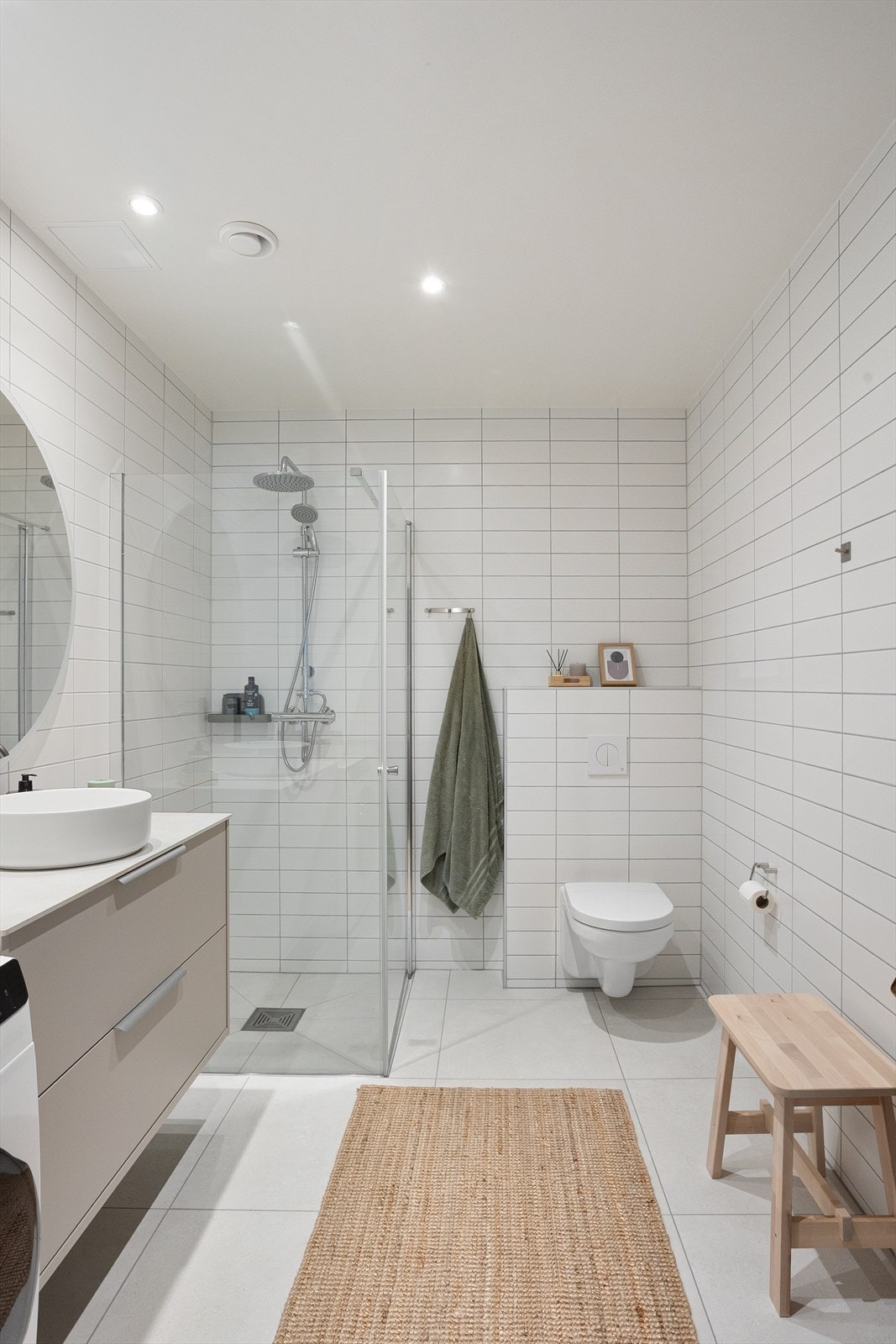 Videre har badet dusjhjørne med glassdører og vegghengt toalett. Det er også opplegg for vaskemaskin. Galleribilde