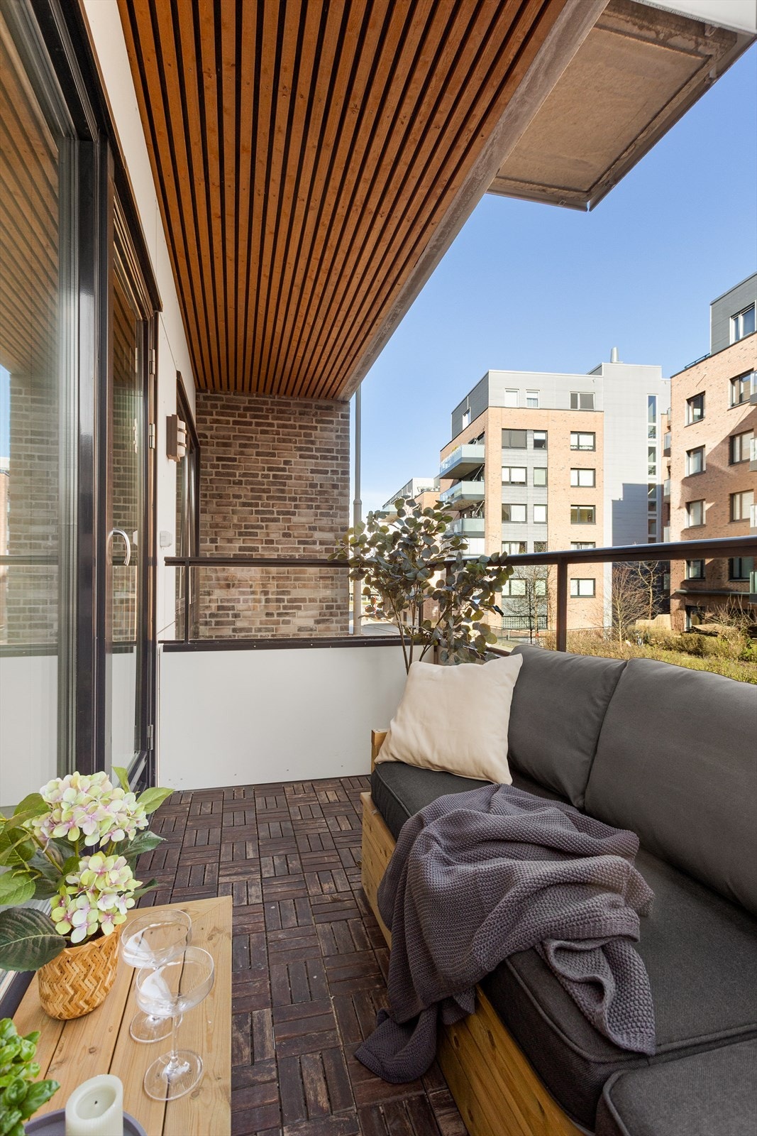 Her er det god plass til å innrede med en herlig sittegruppe der årets varme dager kan nytes. Videre på balkongen er det hyggelig belysning og stikkontakter montert på vegg. Galleribilde
