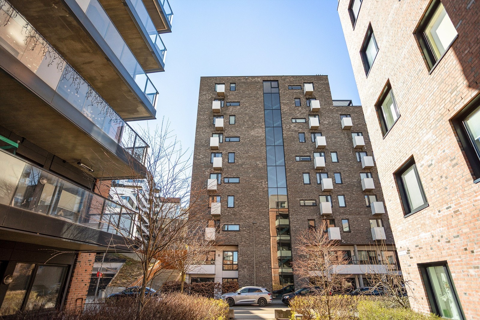Det er pent opparbeidede fellesareal i tomten rundt borettslaget med hyggelige sittegrupper, diverse beplantning, lekeapparater og mer. Galleribilde