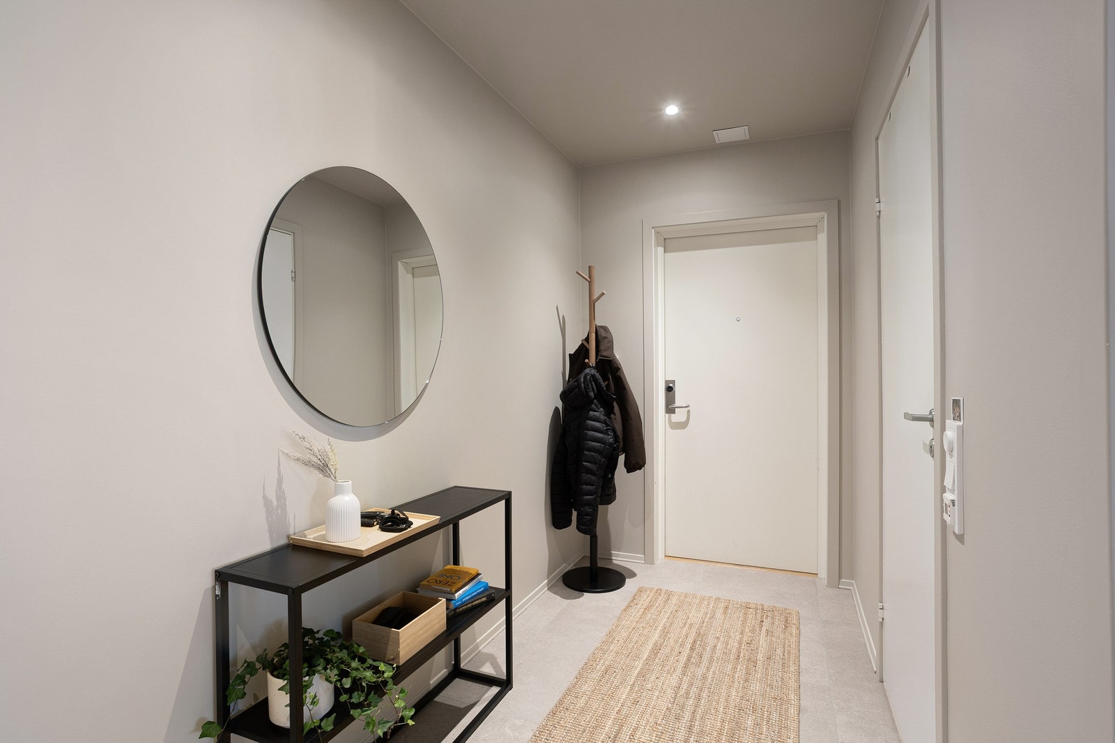 Velkommen inn! Leilighetens entré er lys og innbydende og gir et meget godt førsteinntrykk av boligen. Galleribilde