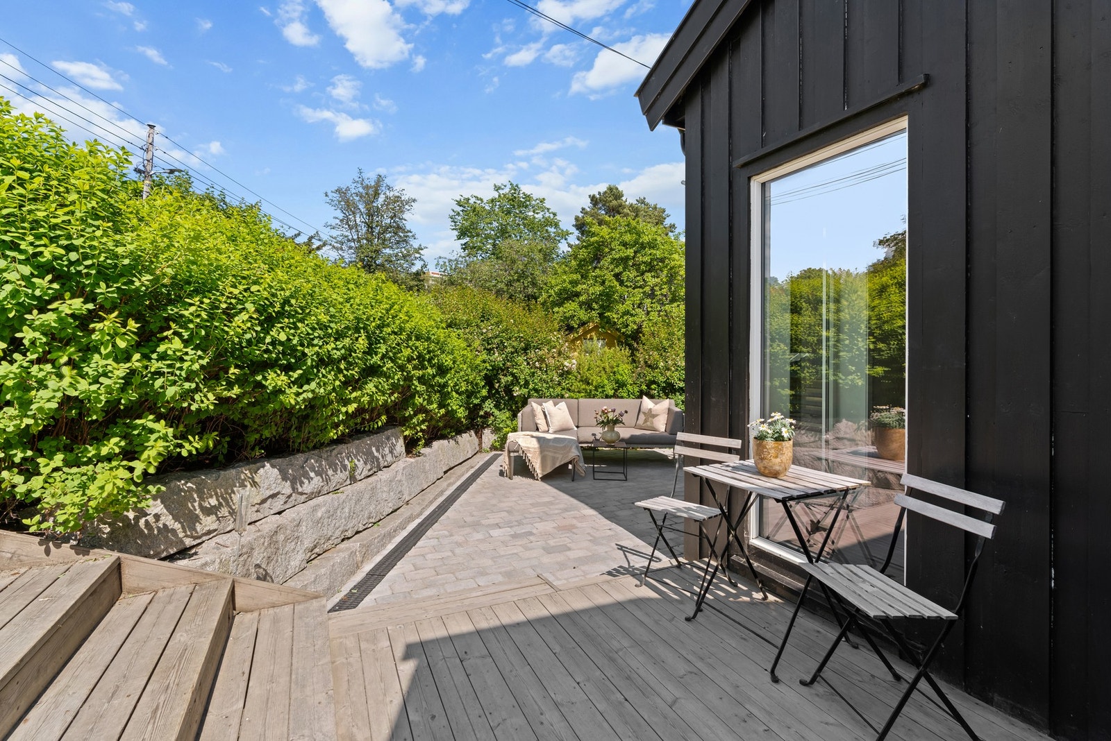 Forterrasse i forbindelse med inngangsparti Galleribilde