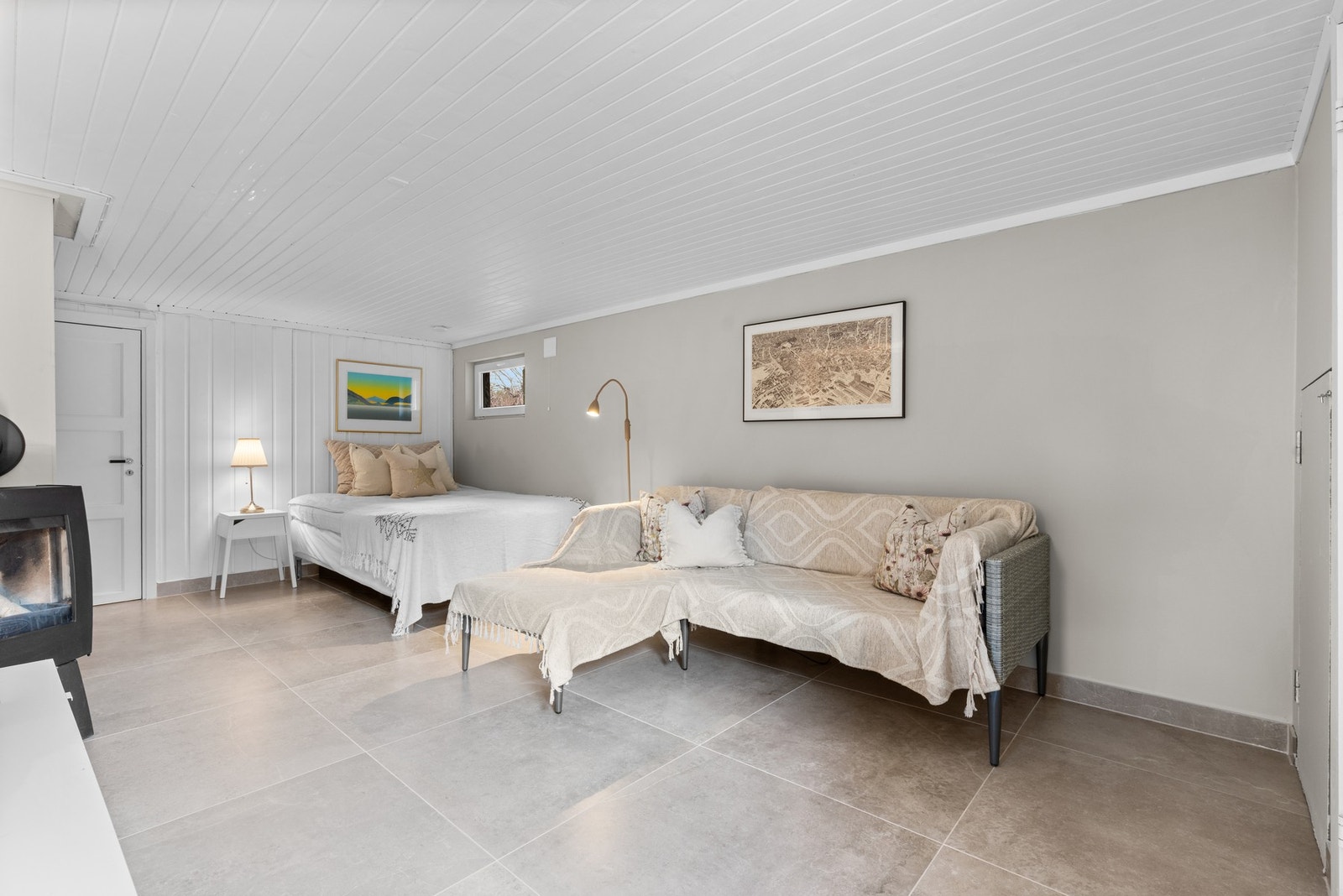 Kjellerstuen er romslig og har plass for stor sofa, og en peisovn for de kaldere dagene Galleribilde