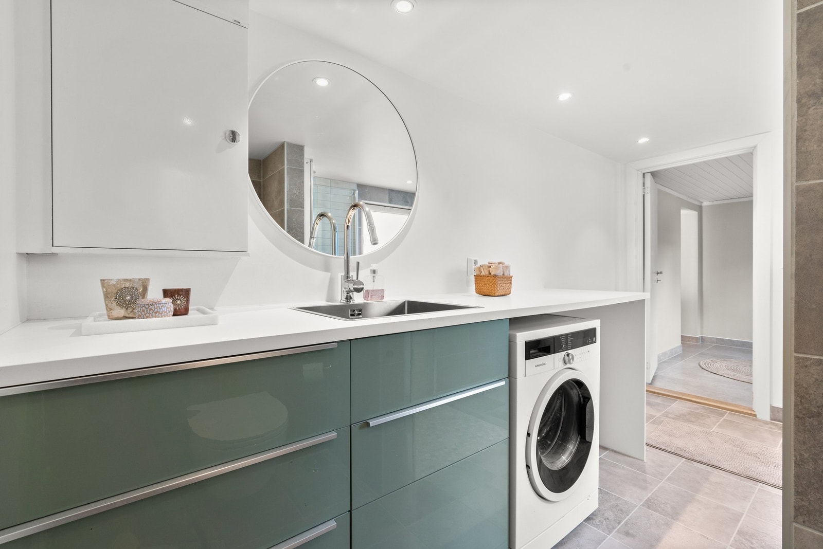 Bad/vaskerom hvor store deler av badet ble pusset opp i 2024 Galleribilde