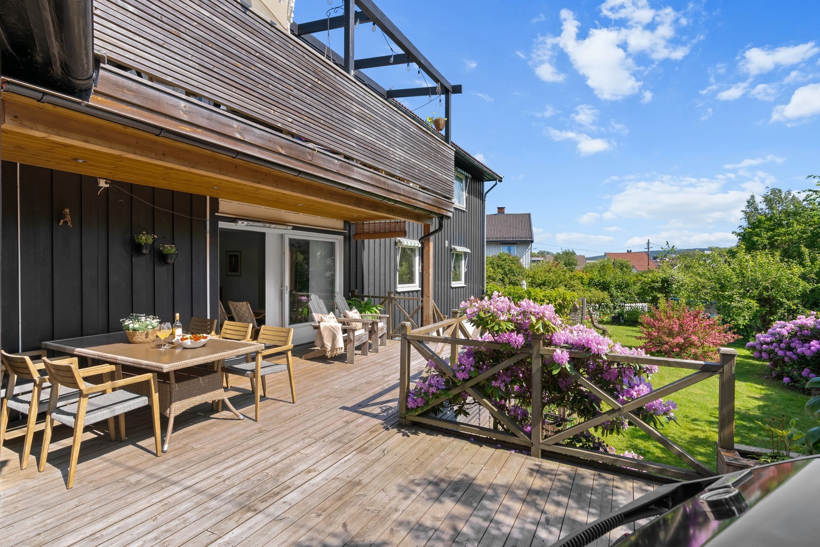 Fra stuen er det utgang til en herlig terrasse og videre til den flotte hagen (Terrassen er ikke byggemeldt, se mer detaljert info under punktet ferdigattest i salgsoppgaven) Galleribilde