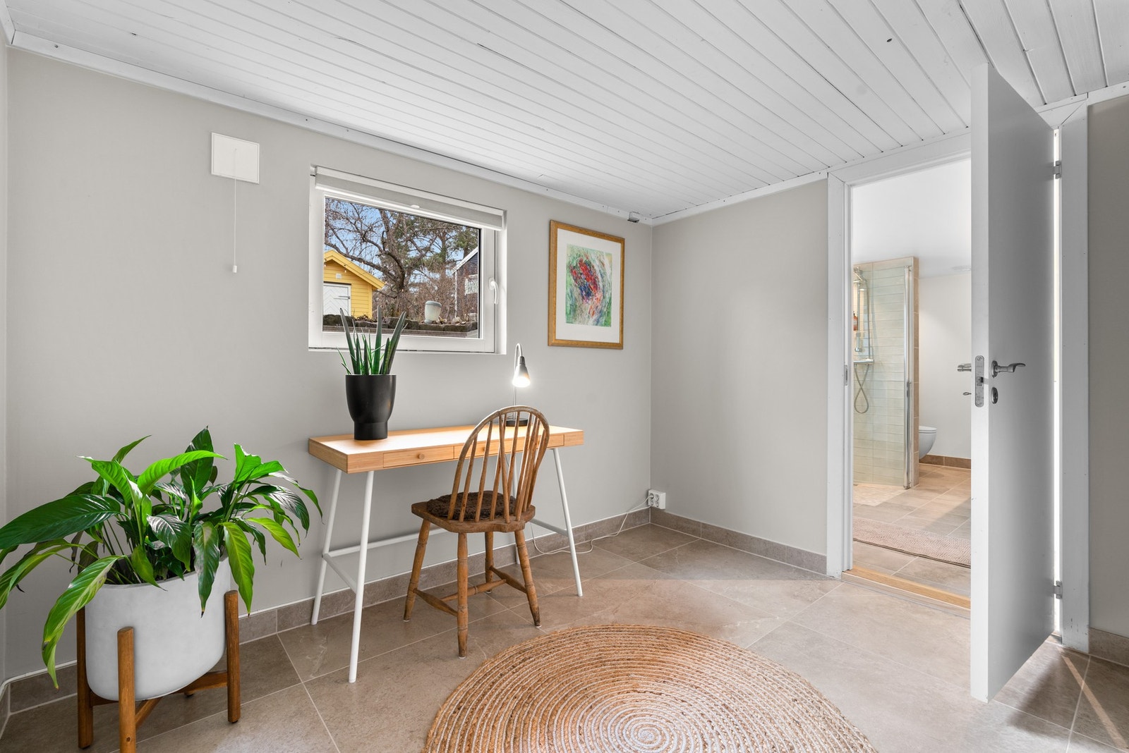 Kontor med flislagt gulv og plass til pult m.m - Fra dette rommet er det direkte tilgang til bad/vaskerom Galleribilde