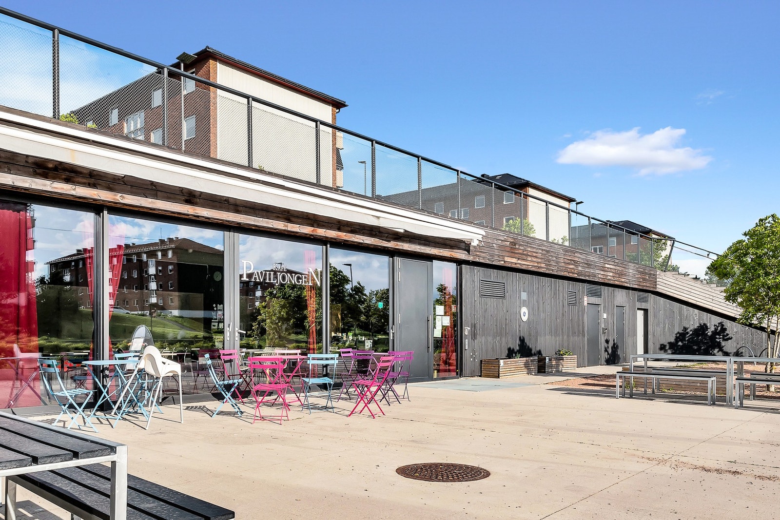 Paviljongen en trivelig café og bistro i hjerte av Bjerkedalen Park. Her tilbys det hjemmelagde bakevarer, et godt utvalg av kaffedrikker og spennende lunsjretter Galleribilde