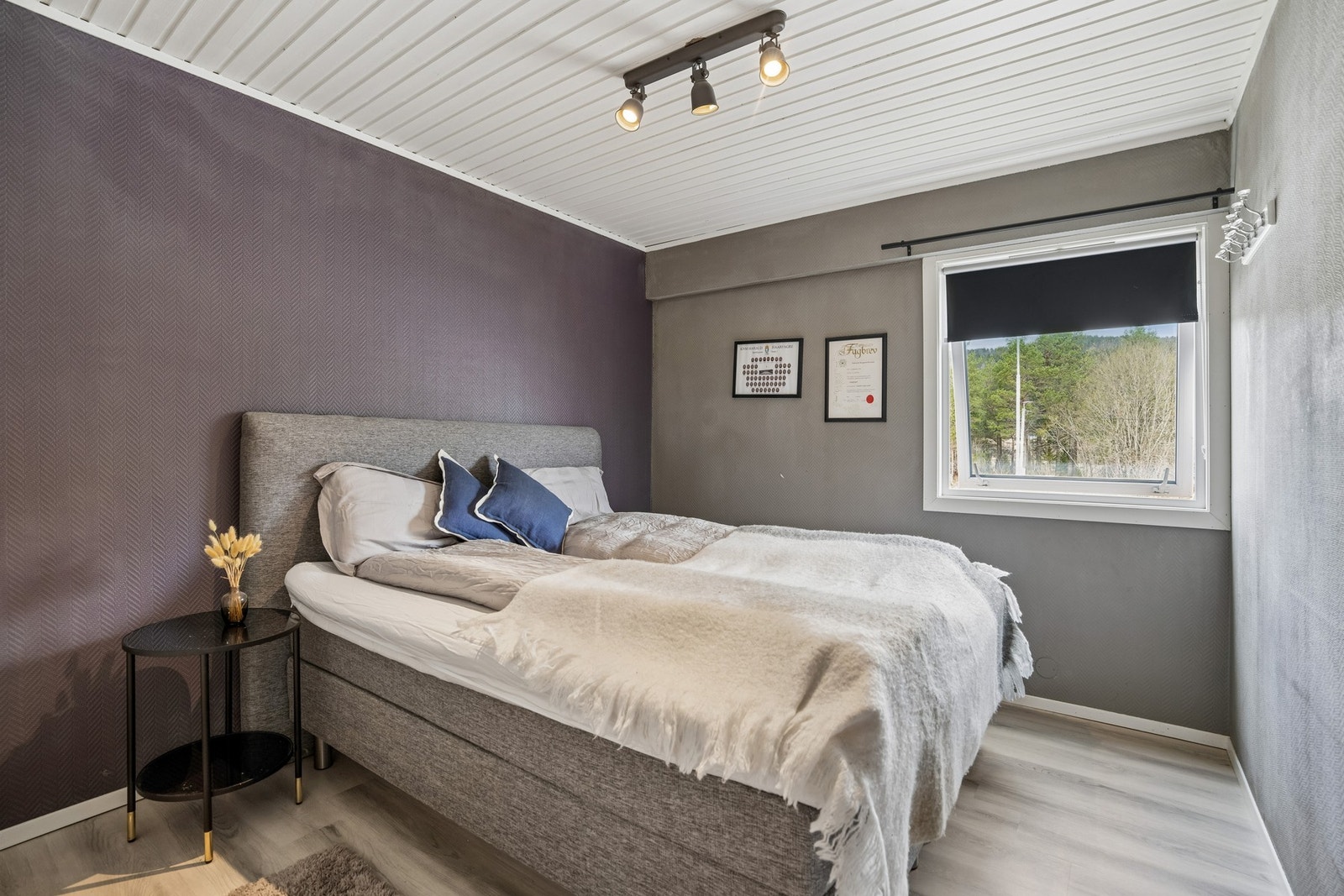 Soverommet har plass til dobbeltseng og garderobeløsning, og boligen har en effektiv planløsning med BRA-i på ca. 55 m². Galleribilde
