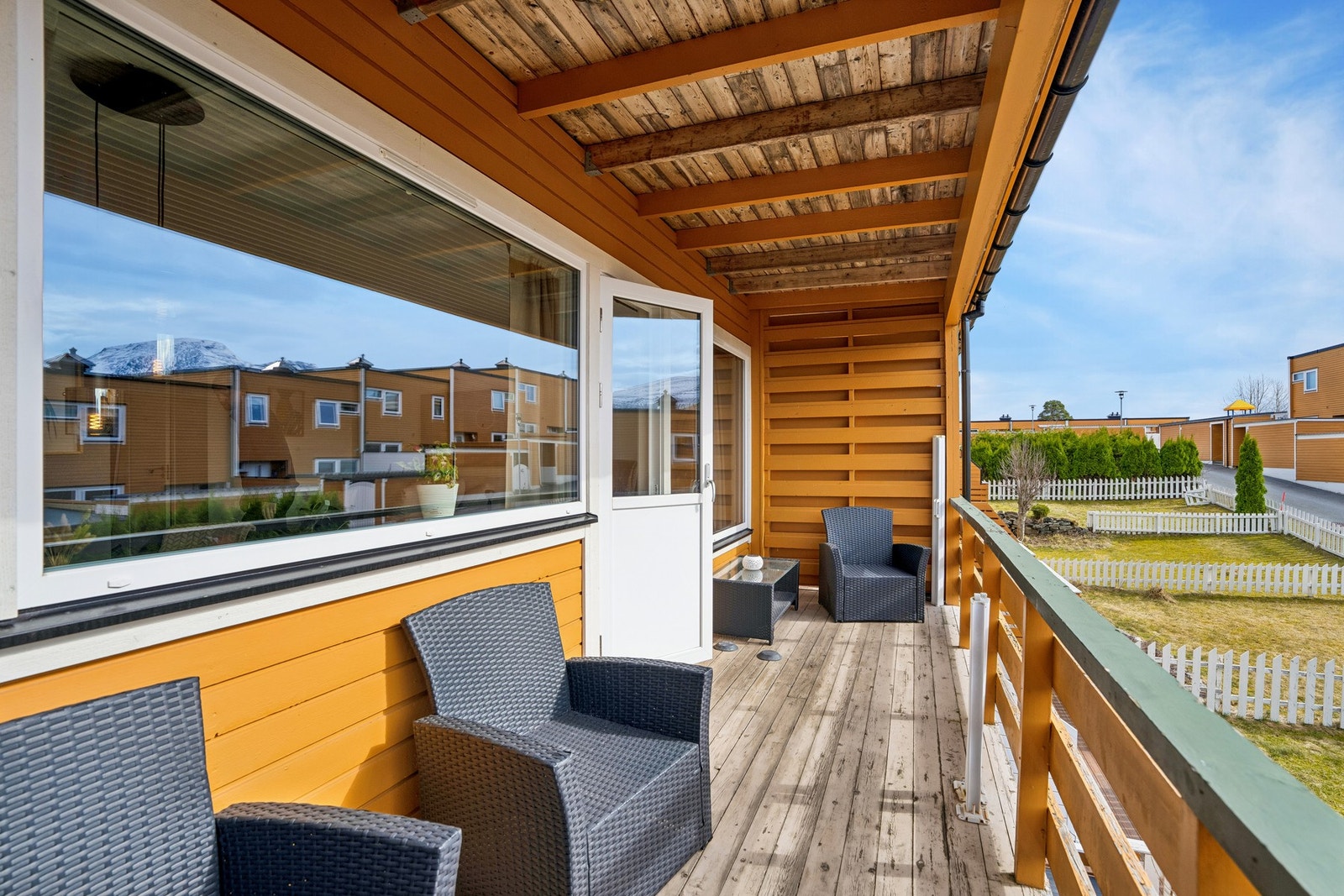 Sydvendt veranda på ca. 10 m² med utgang fra stue/kjøkken, som gir en naturlig forlengelse av oppholdsrommet. Galleribilde