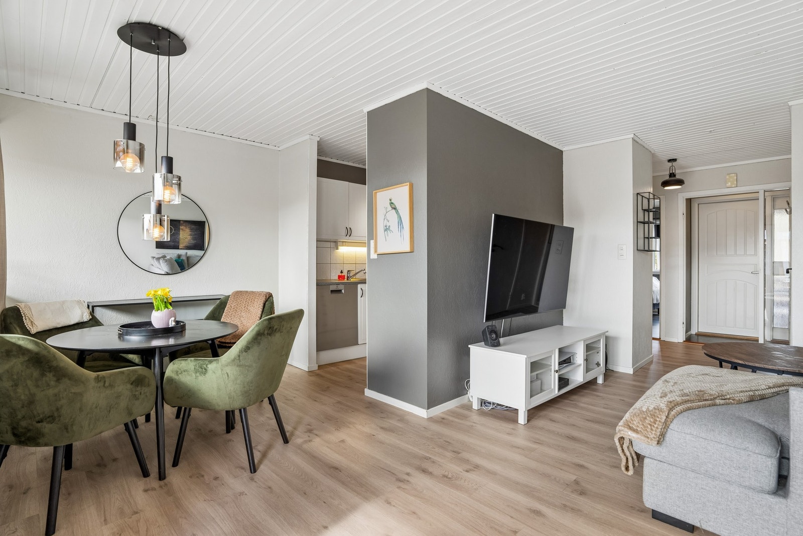 Det er plass til både sofagruppe og spisebord i stuen, noe som gjør rommet godt egnet til både hverdagsbruk og sosiale sammenkomster. Galleribilde